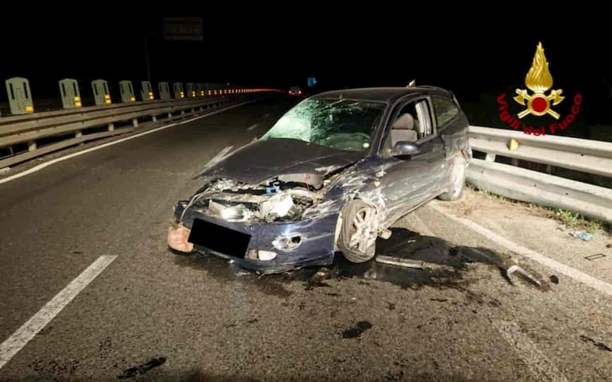 Rimini: sfonda guardrail sulla Statale Adriatica, finisce sulla corsia opposta e si schianta