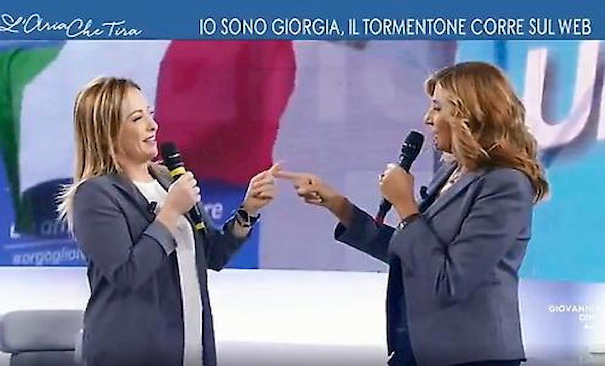 Meloni canta e balla sulle note di "Io sono Giorgia" con Myrta Merlino VIDEO