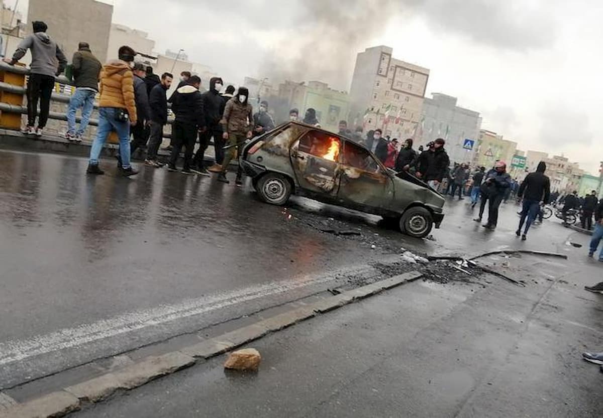 Iran, Amnesty: "106 morti nelle proteste contro il caro benzina: cecchini sui manifestanti"