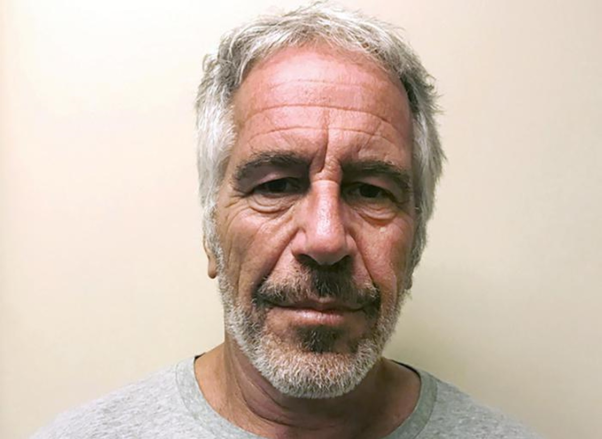 Jeffrey Epstein, le guardie giurate facevano acquisti online mentre si toglieva la vita
