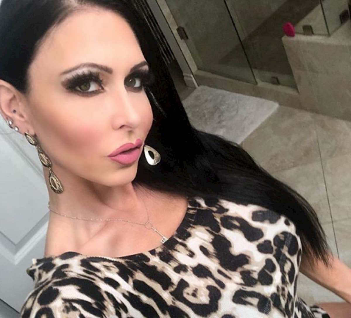Jessica Jaymes, l'attrice a luci rosse morta per un infarto a 43 anni: "Fatale l'abuso di alcol"