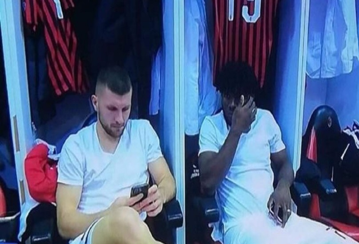 Kessie e Rebic al cellulare prima della partita con il Napoli