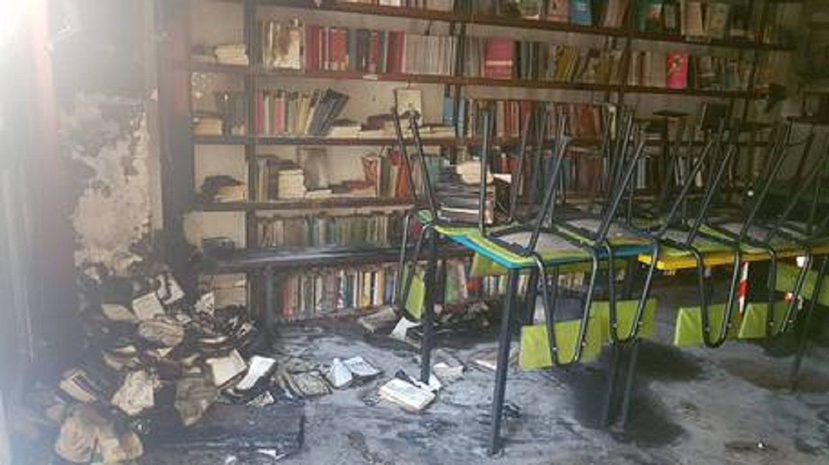Roma, nuovo incendio alla libreria antifascista "La Pecora Elettrica" alla vigilia della riapertura
