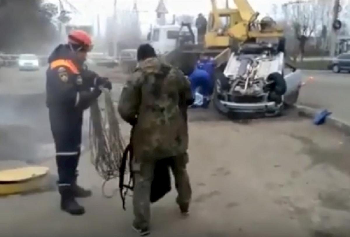 russia auto nella voragine