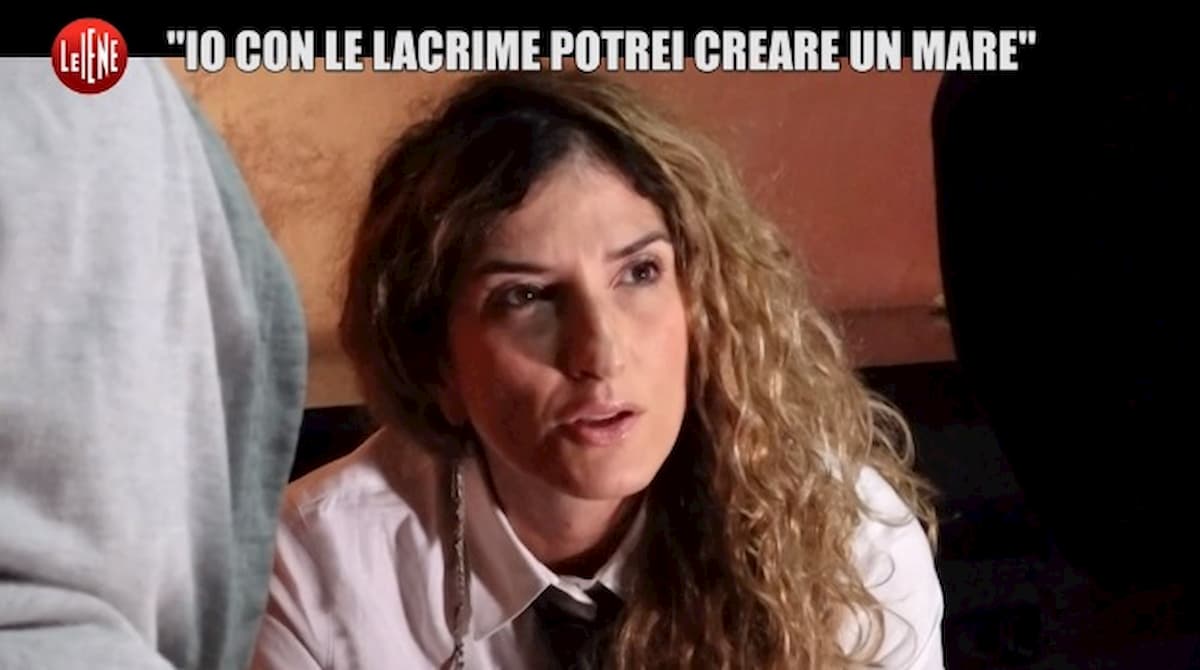 Le Iene, abusata a 10 anni dal prete registra tutto. Lui viene sospeso ma nega: "Solo zizzanie"