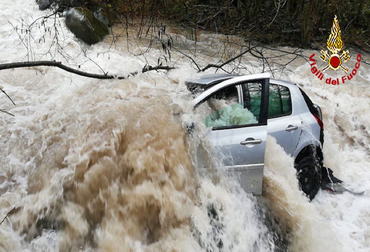 L'auto della 23enne, Ansa