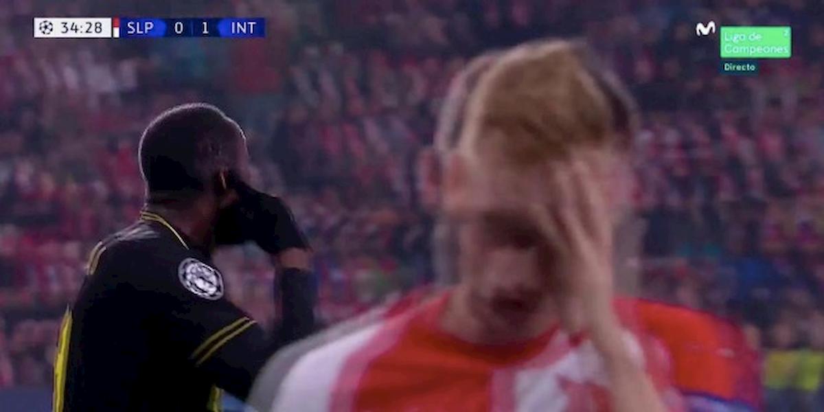 Slavia-Inter, Lukaku reagisce a insulti razzisti. Arbitro gli annulla gol