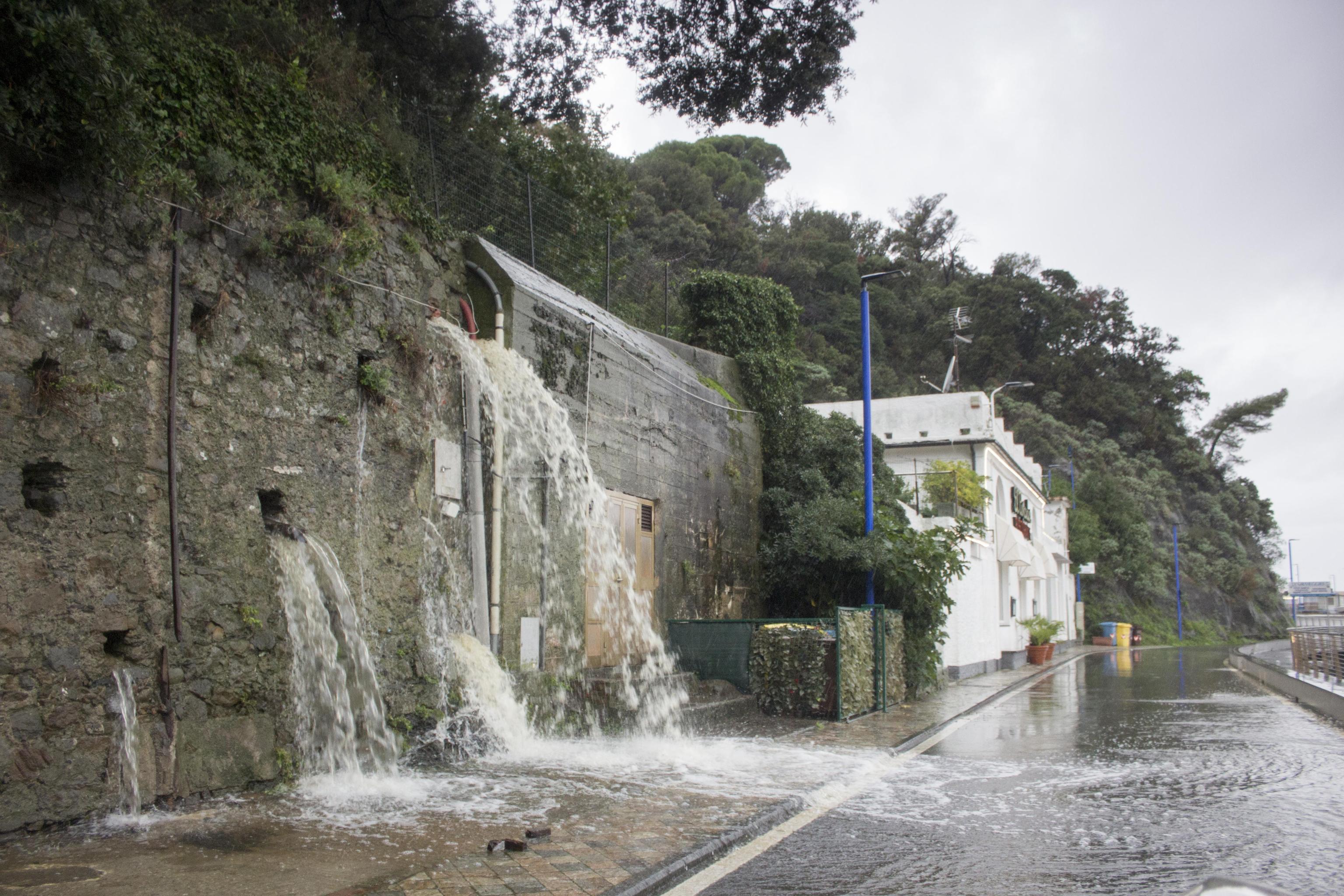 Maltempo Liguria, allerta per mareggiate, temporali e burrasca