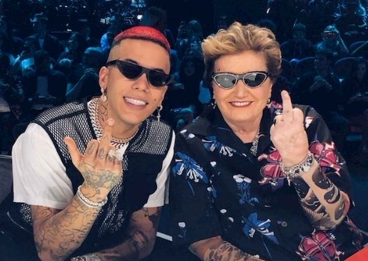 X Factor, Mara Maionchi mostra il dito medio e diventa trapper: "Ora sono Mara Ebbasta" 01