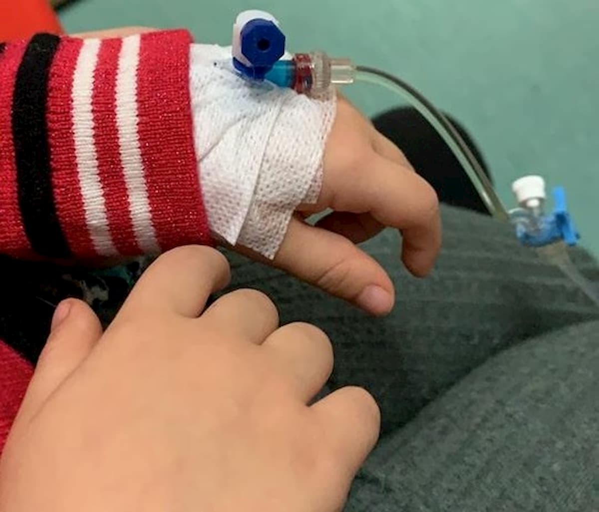 Maurizio Battista, la figlia di 3 anni è ricoverata in ospedale: le parole del comico