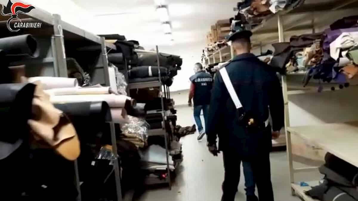 Melito. Impresa alla...napoletana. Bussano i Nas, chiudi, nascondi gli operai nello stanzone