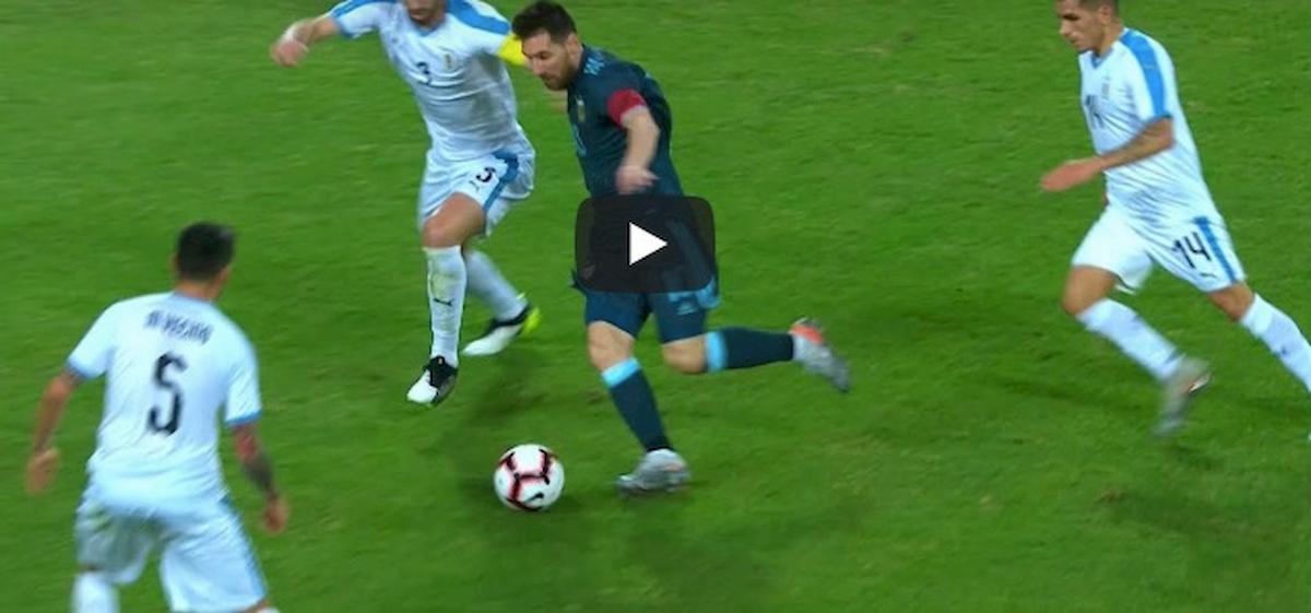 Messi dribbling alla Maradona in Argentina Uruguay video youtube