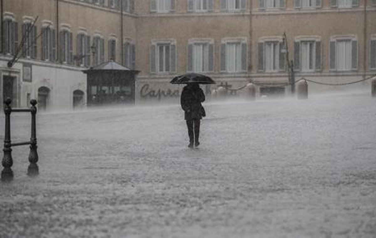 Meteo, dopo il caldo anomalo torna l'inverno: freddo e pioggia tutta la settimana