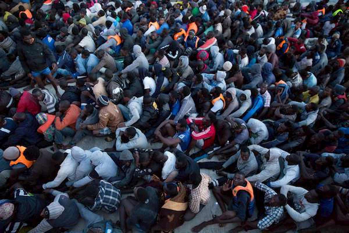 folla di migranti ansa