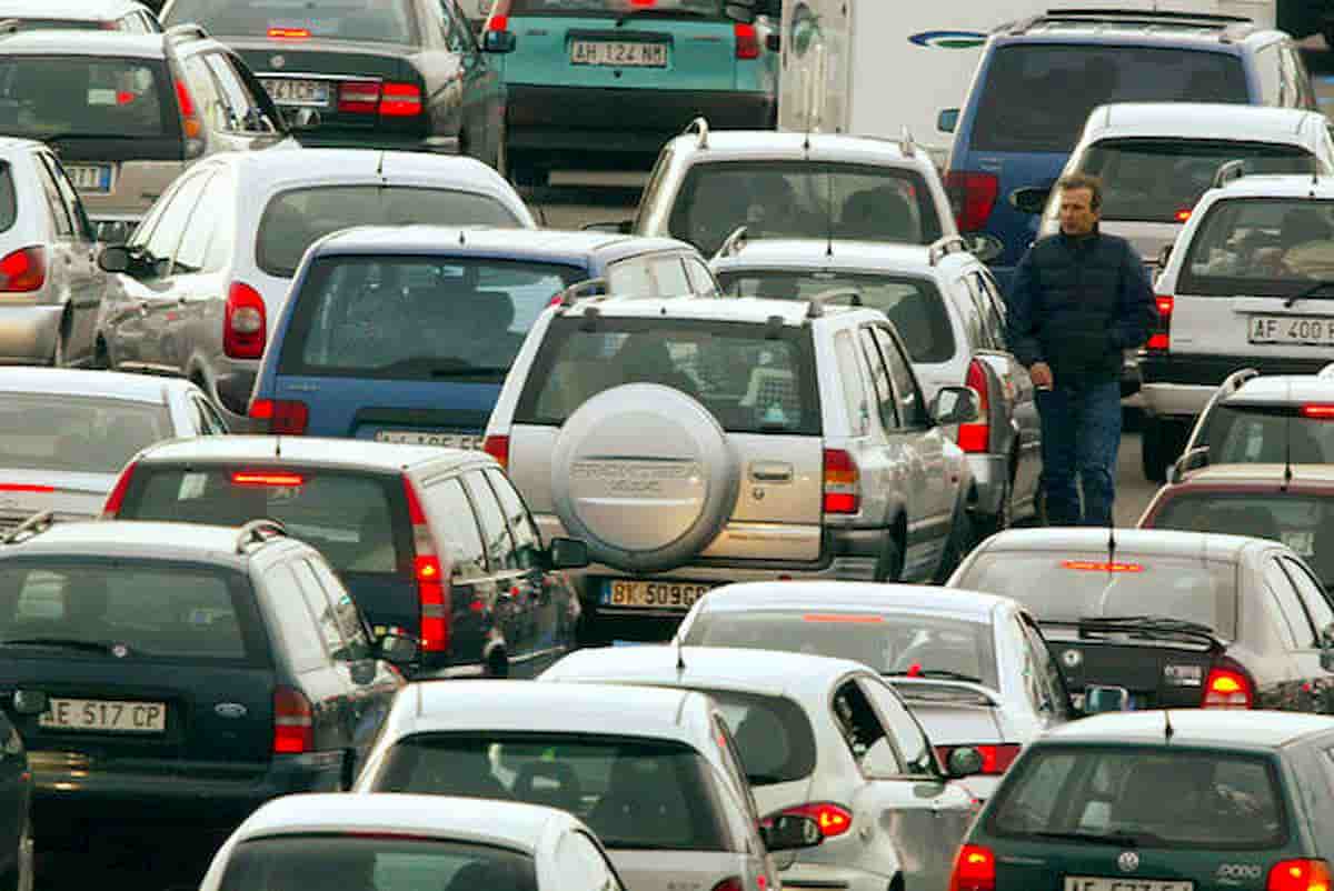 Milano è la città italiana peggiore per guidare? Mai stati a Roma e Napoli?