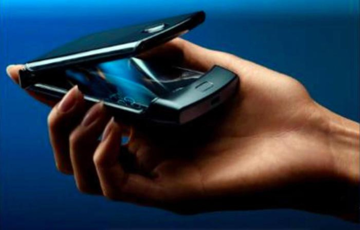 Motorola lancia razr, lo smartphone a conchiglia pieghevole