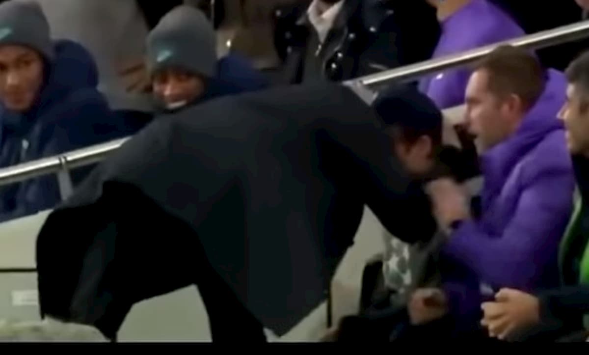 Mourinho abbraccia un raccattapalle dopo il gol del Tottenham. E a fine partita... VIDEO