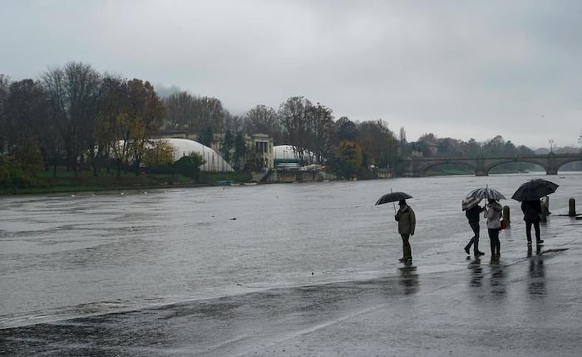 Maltempo: allagamenti a Genova, Murazzi chiusi a Torino, frane in Lombardia