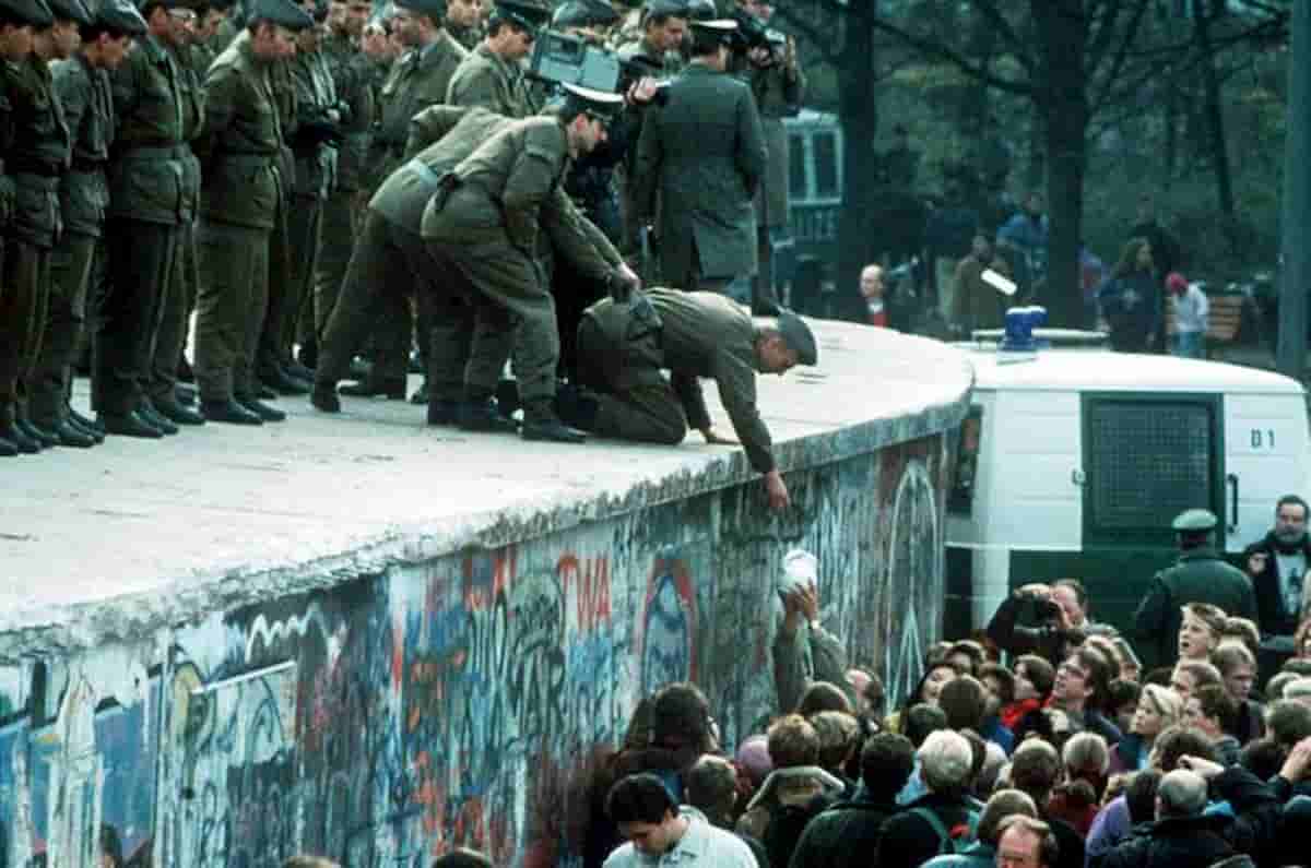 Muro di Berlino cadeva 30 anni fa. Pensiero scorretto: per avere una Dresda (con nazisti) così?