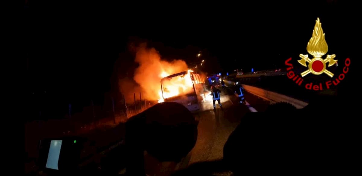Pullman di pellegrini in fiamme a Vallata sulla A16 Napoli-Bari: tutti salvi
