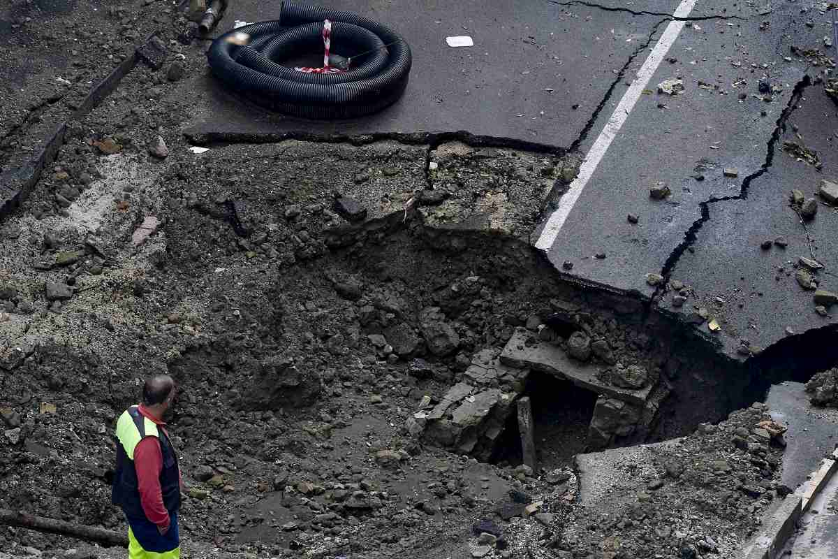 napoli voragine in strada a via masoni