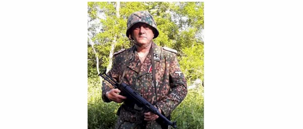 Andrea Chesi con la divisa nazista (Facebook)