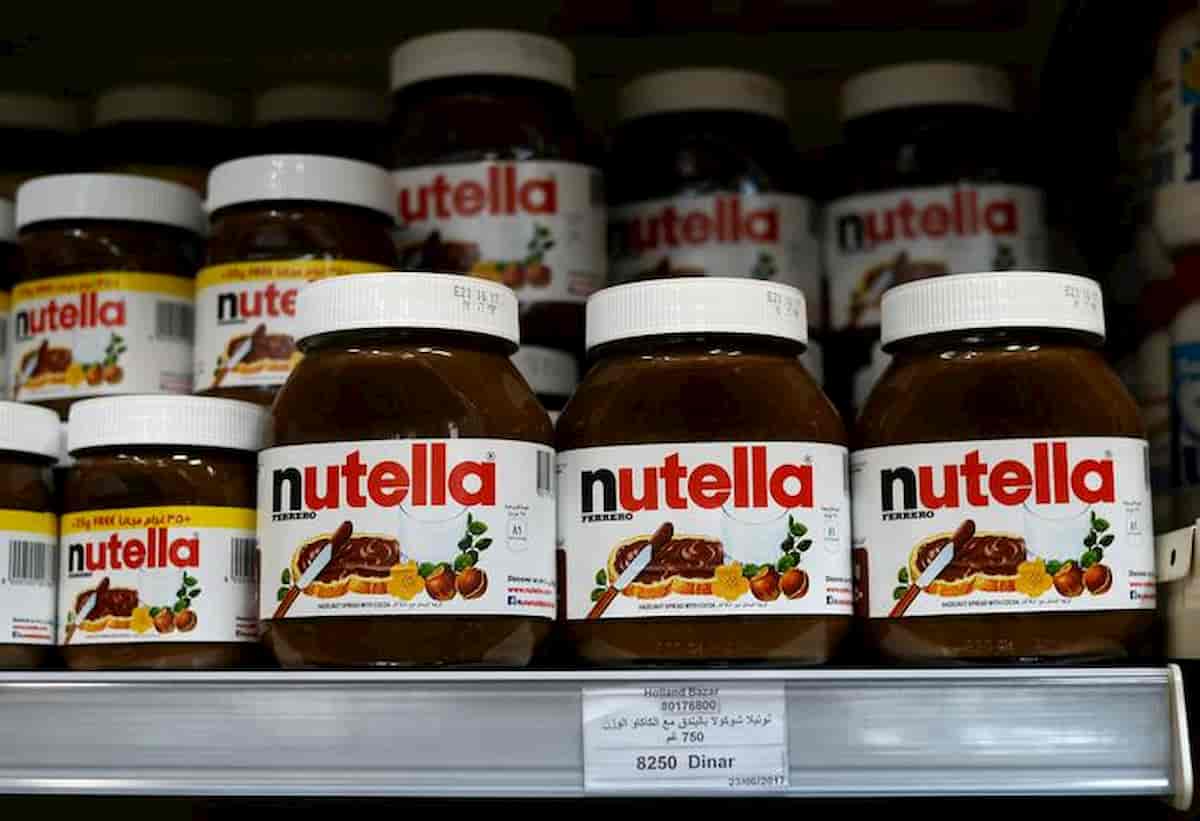 Monastero M5S: vietare spot di Nutella, Coca Cola e donne belle e cose buone