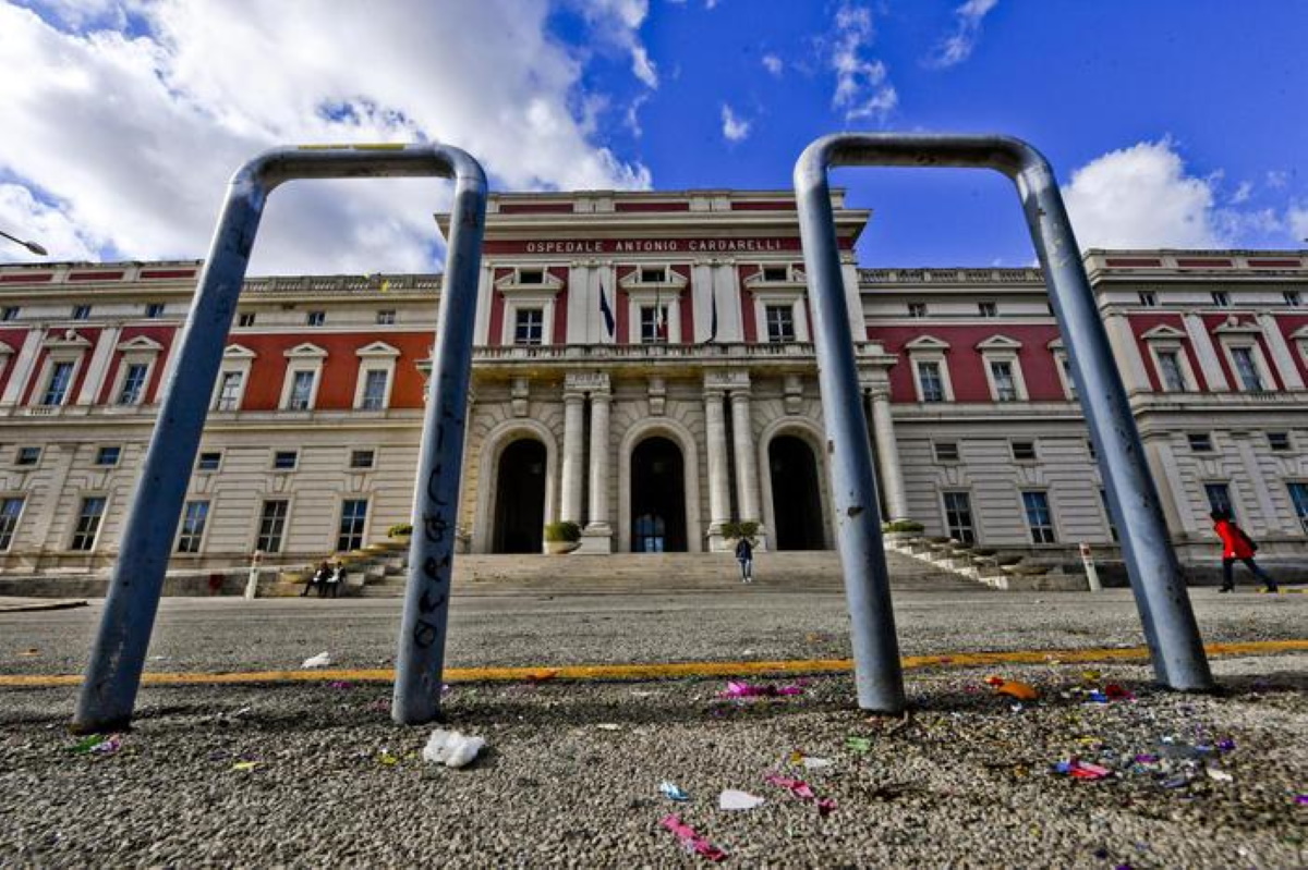 Napoli, auto con sangue bloccata: medico esce da sala operatoria