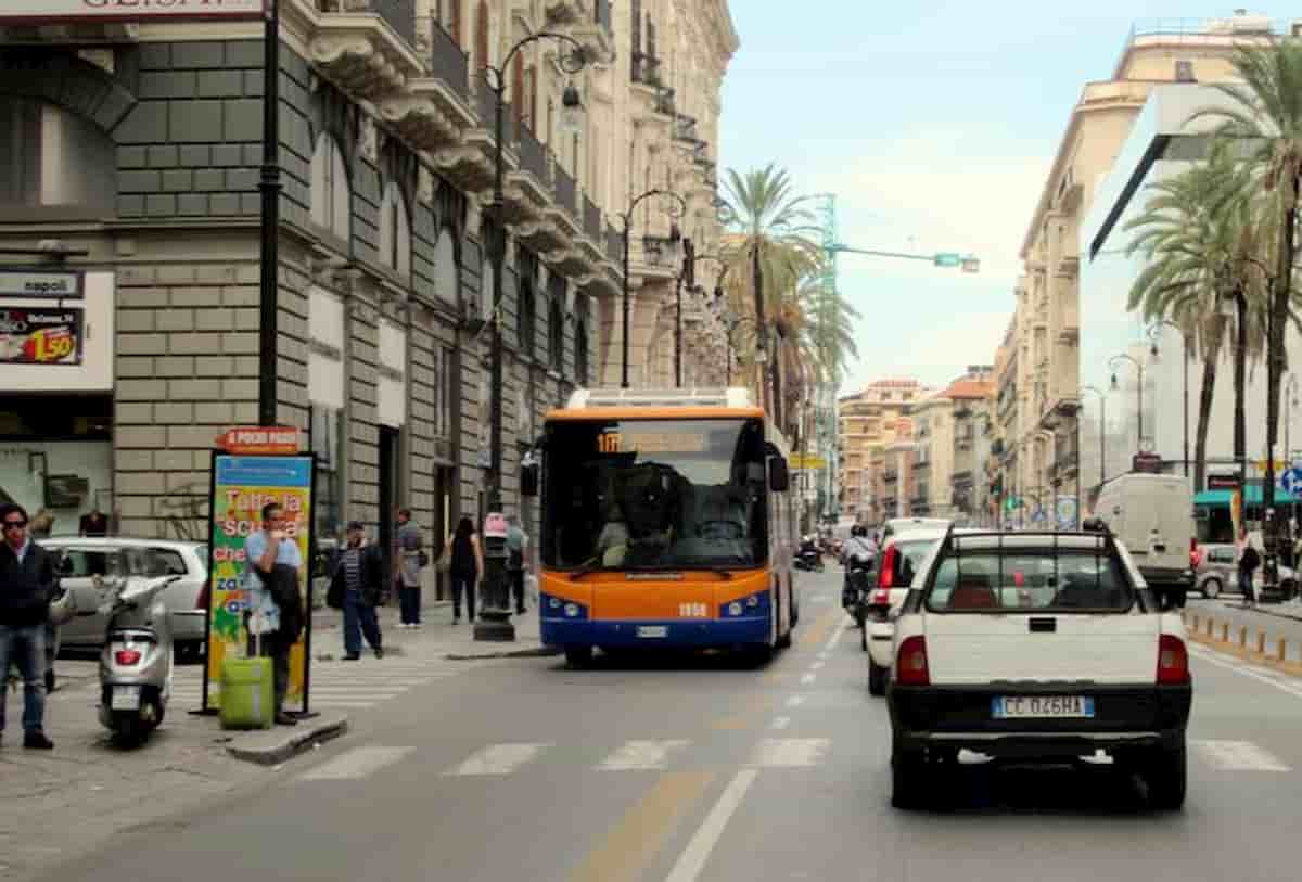 Palermo, bus e mezzi pubblici gratis a chi paga la tassa dei rifiuti: l'idea del sindaco Orlando