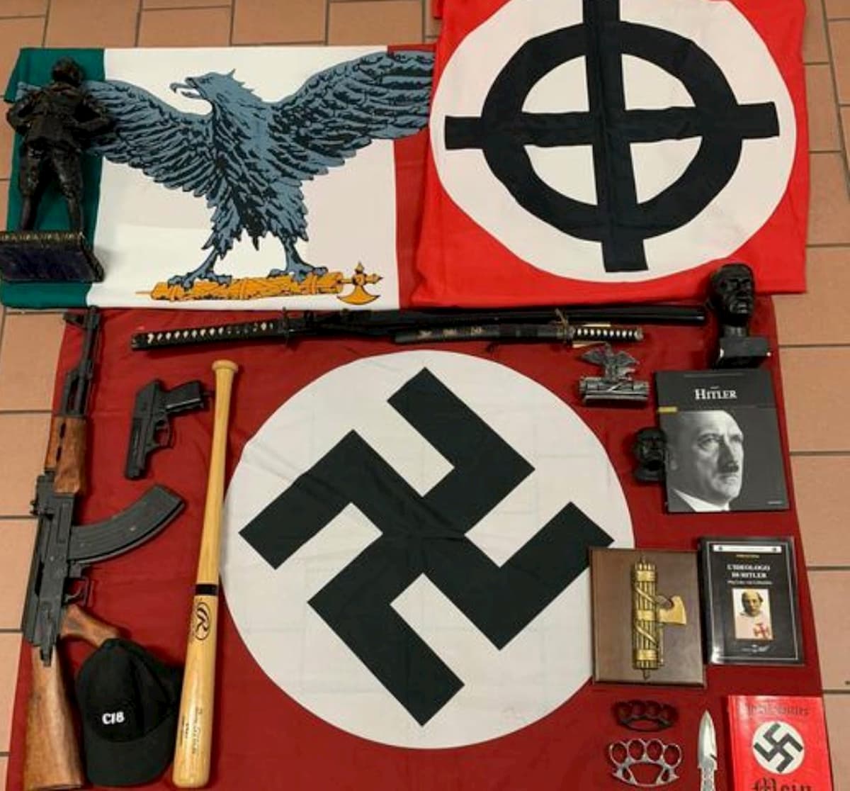 Partito neonazista, arrestato un uomo a Monza: aveva fucile, carabina e revolver