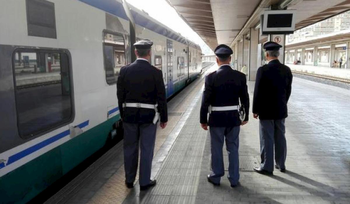 Pavia, studentessa inseguita e molestata sul treno per Alessandria: denunciato un 57enne straniero