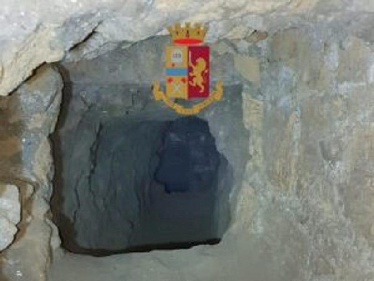 polizia buco banca napoli