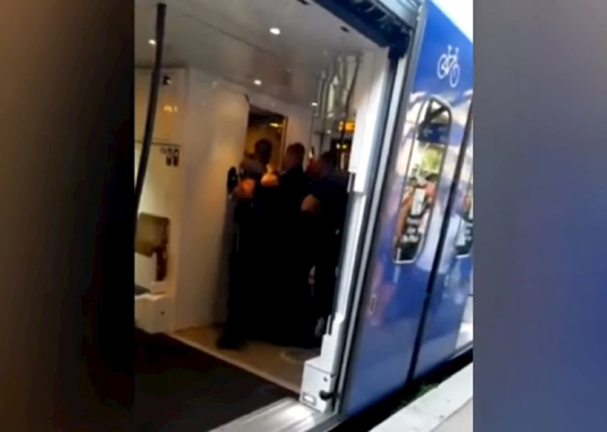 Mentone, polizia francese usa spray urticante per stanare i migranti sul treno