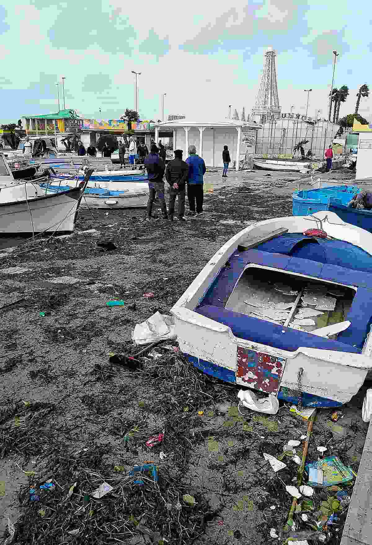 Tromba d'aria a Porto Cesareo: il pontile sradicato dal vento e dal mare in burrasca 04