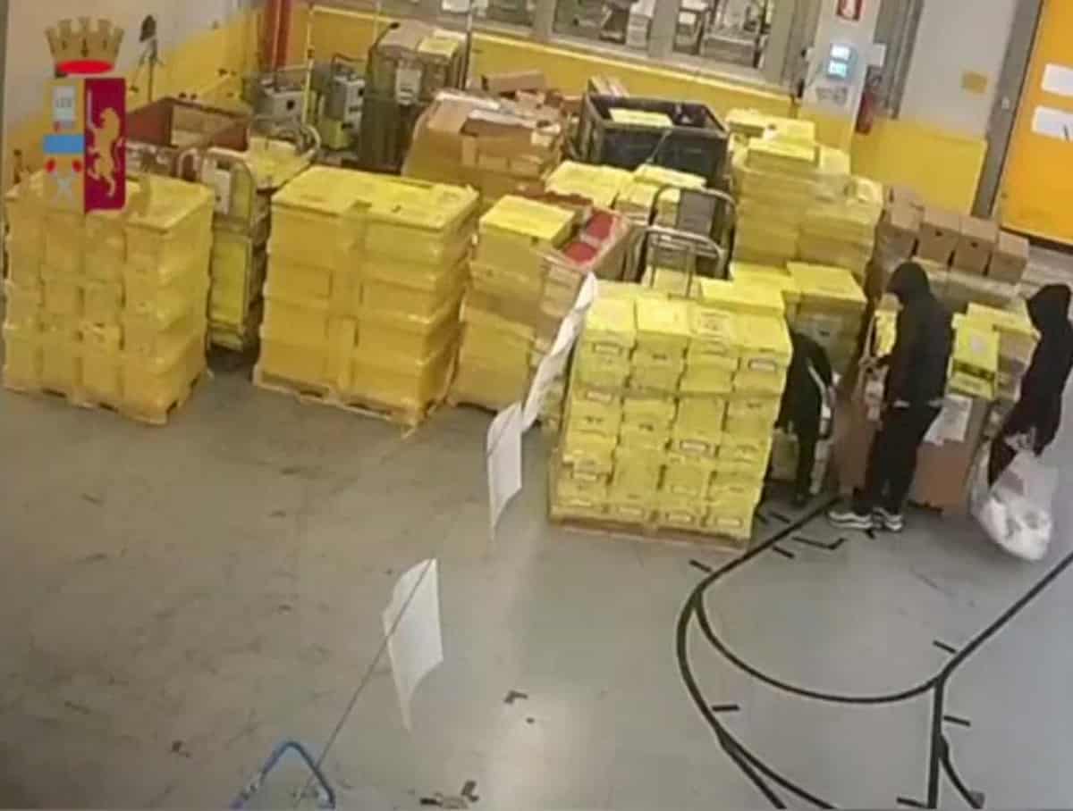 Bologna: rubavano bancomat e carte di credito dai pacchi alle Poste, poi si facevano dare il Pin e prelevavano