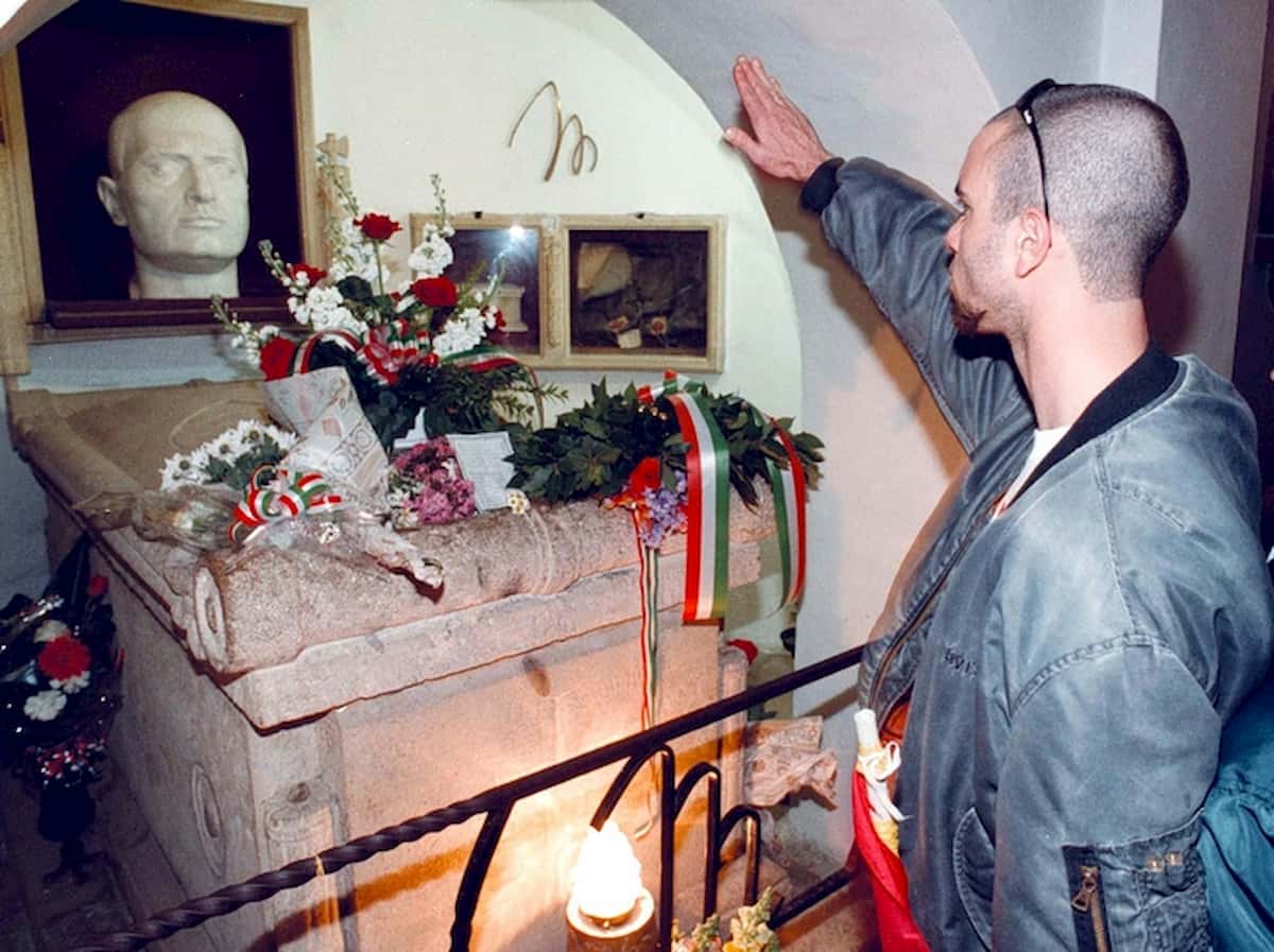 Predappio contro il Treno della Memoria