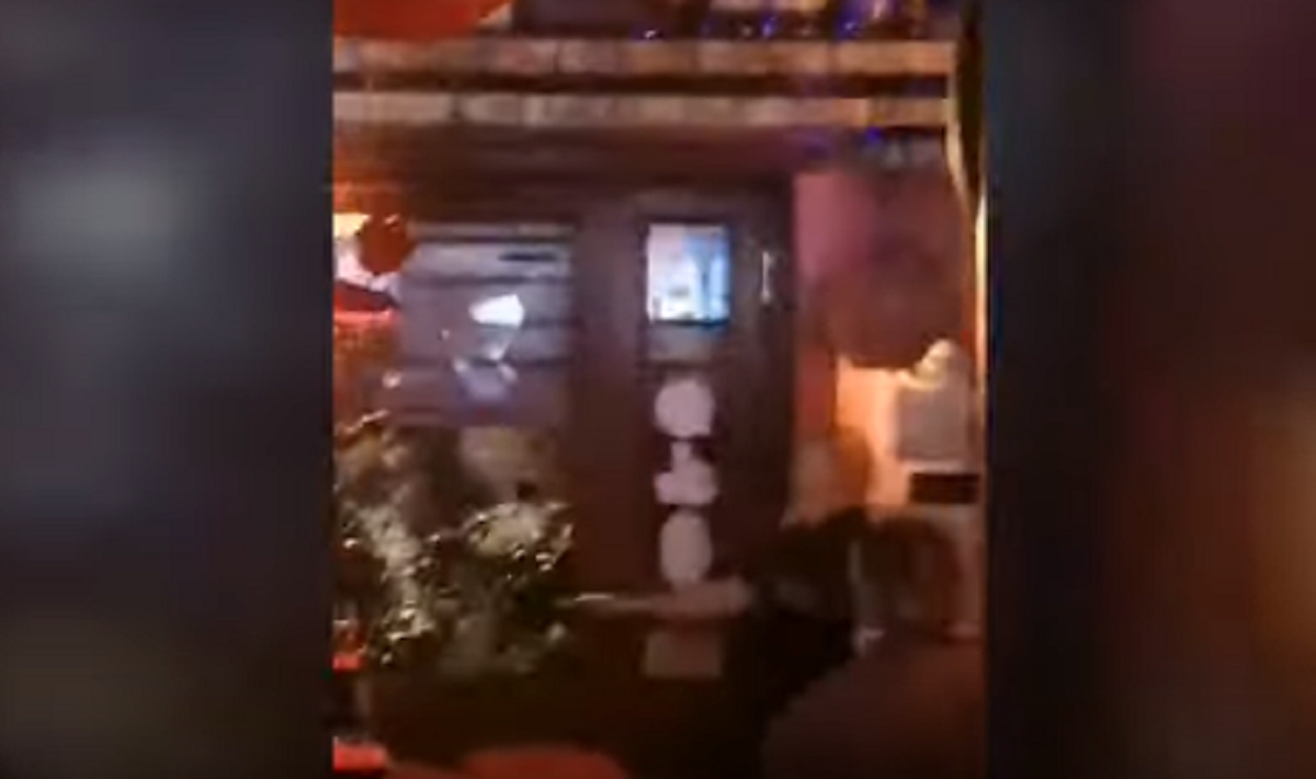 YOUTUBE Ultras Lazio sfondano le vetrine del pub, nel locale ci sono i tifosi del Celtic