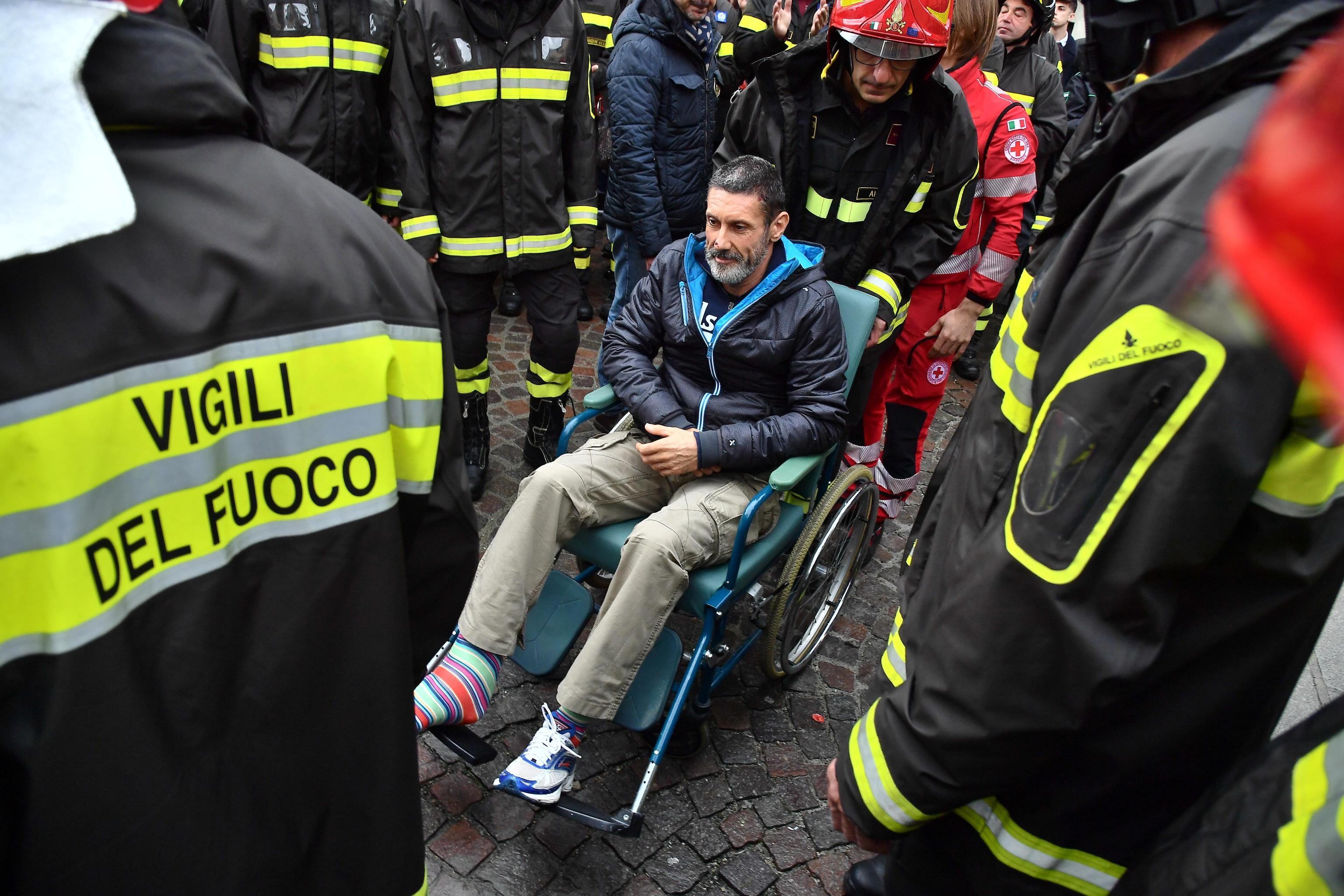Quargnento, ai funerali dei 3 vigili del fuoco c'è anche il capo squadra rimasto ferito