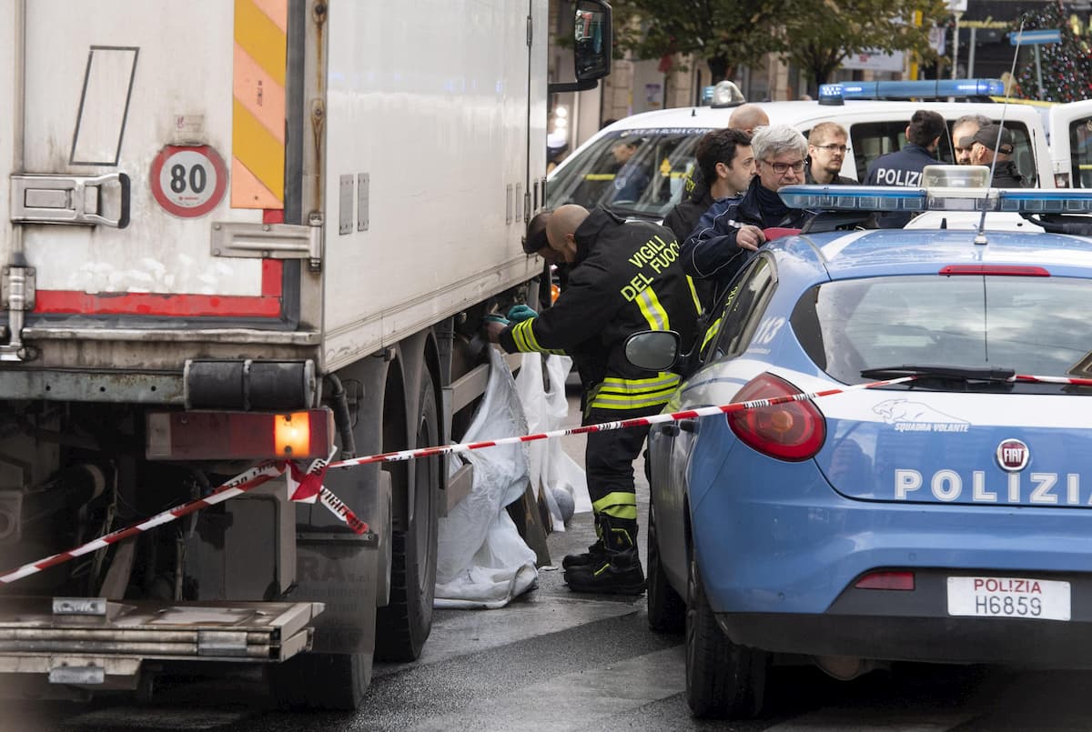 Roma, donna investita e uccisa da un camion in zona Colli Albani