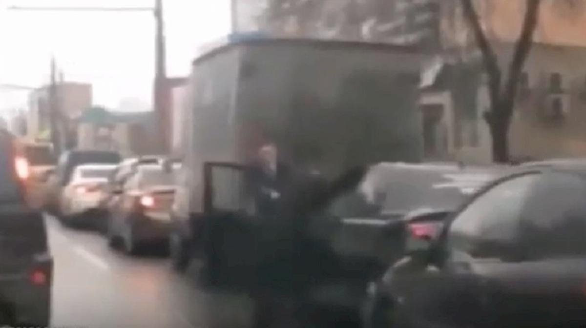 russia rissa tra automobilisti