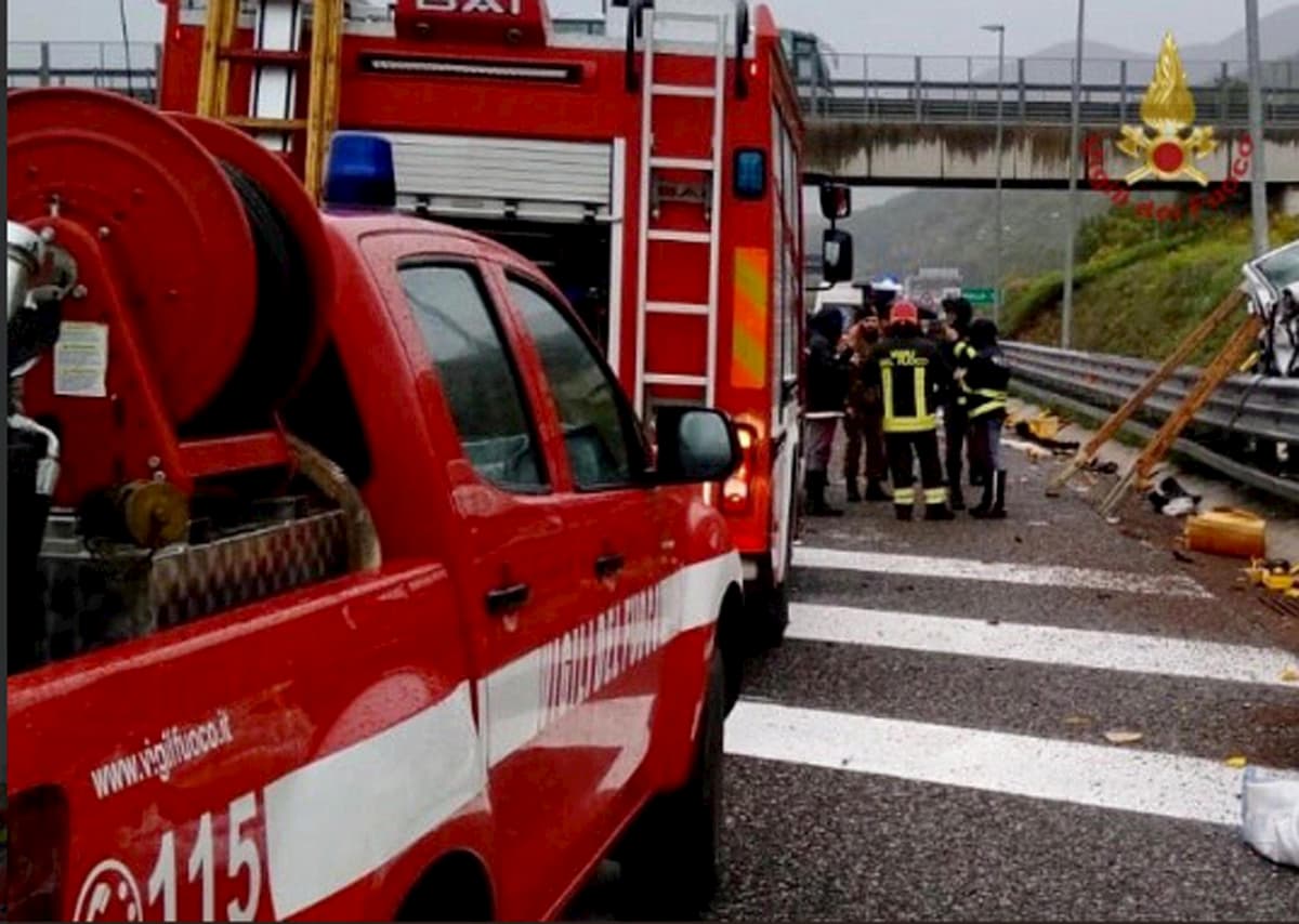 Atena Lucana (Salerno), incidente in A2: morta una donna, sei feriti