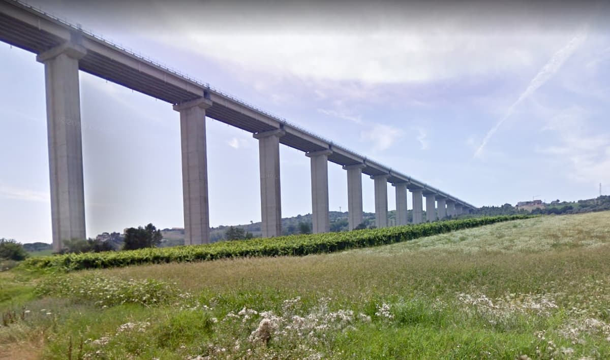 Tortoreto, si lancia dal viadotto del Salinello: morto 19enne. Aveva annunciato gesto su Facebook
