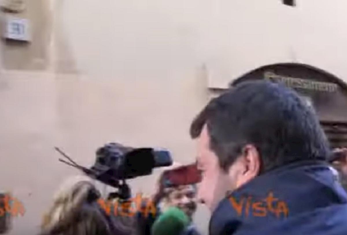 salvini e l'inviato di colore de le iene