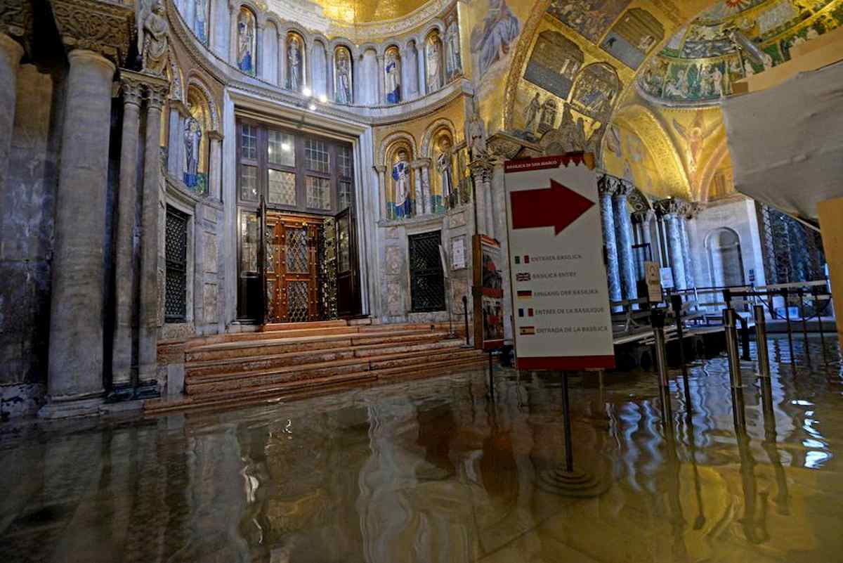 Basilica San Marco, pericolo: il sale si mangia le colonne di marmo
