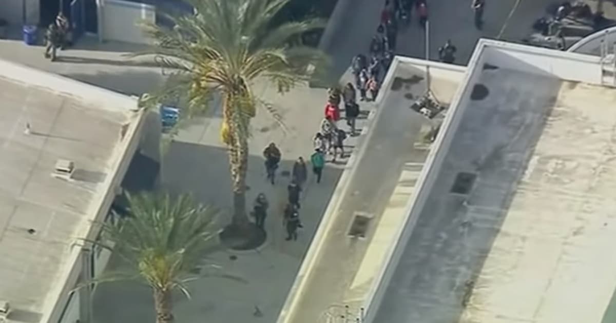 Santa Clarita, 16enne spara in un liceo: morti due studenti. Poi tenta il suicidio