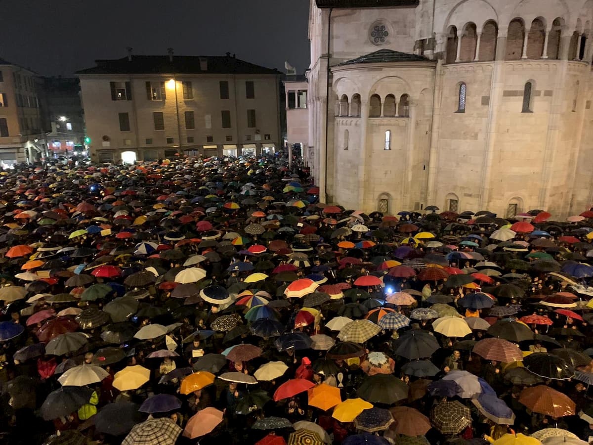 Modena, 7mila sardine in piazza Grande contro Matteo Salvini