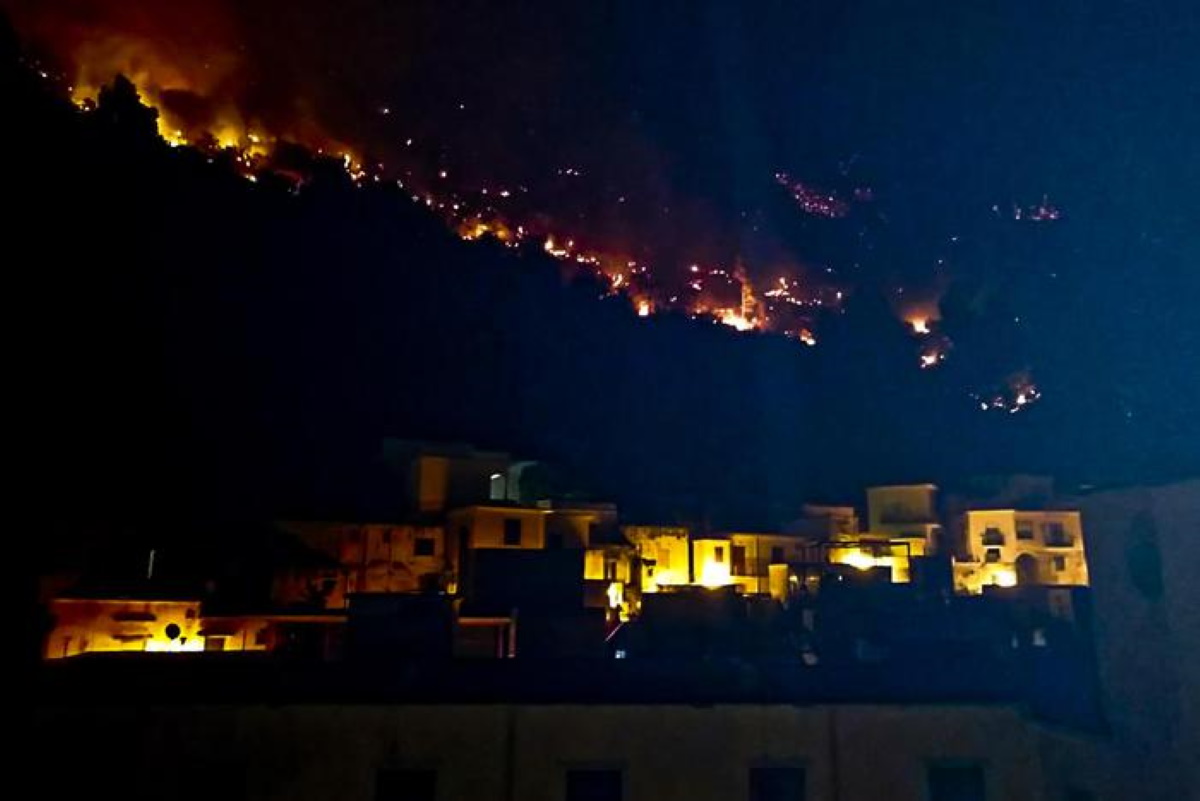 Sarno, incendio sul monte Saretto: in 200 sgomberati