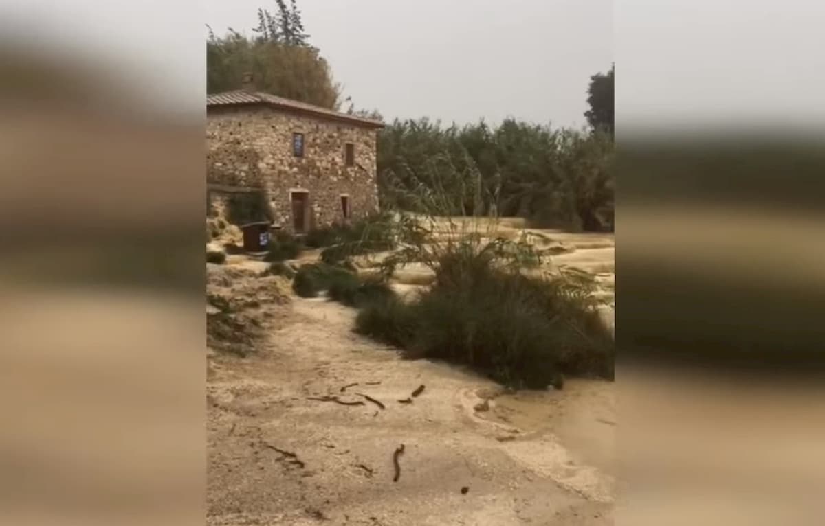Maltempo, ondata di fango travolge le terme di Saturnia VIDEO