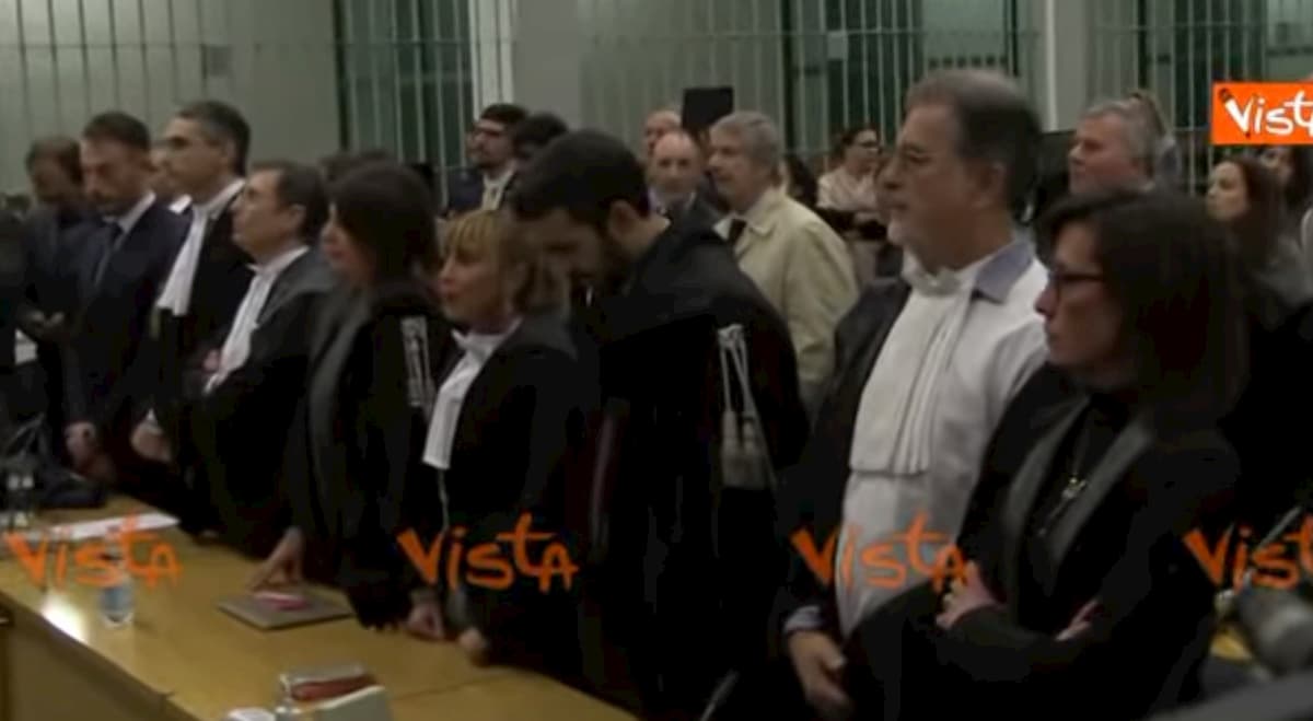 Stefano Cucchi, la lettura della sentenza: condannati a 12 anni due carabinieri VIDEO