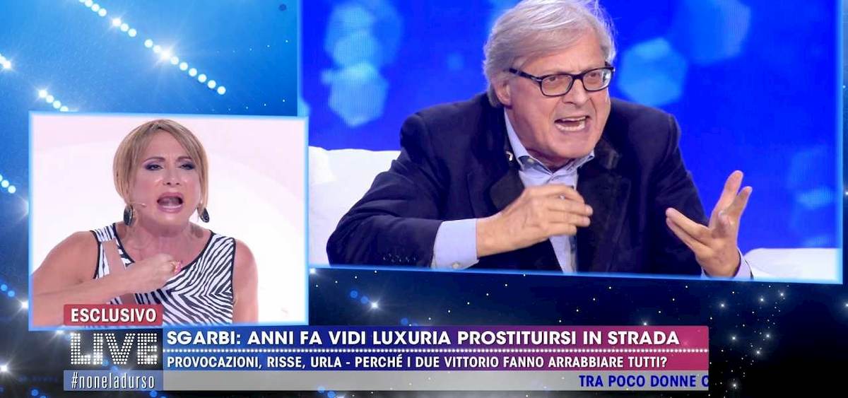 Live Non è la D'Urso. Lite Sgarbi-Luxuria: "Lo hai detto tu che ti prostituivi. Non mi rompere il ca..."